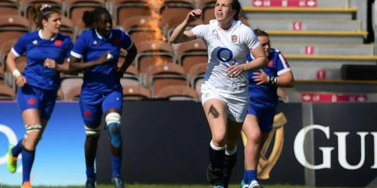 AFP | England's Emily Scarratt (C) celebrates after kicking the winning penalty against France.