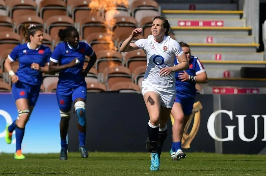 AFP | England's Emily Scarratt (C) celebrates after kicking the winning penalty against France.