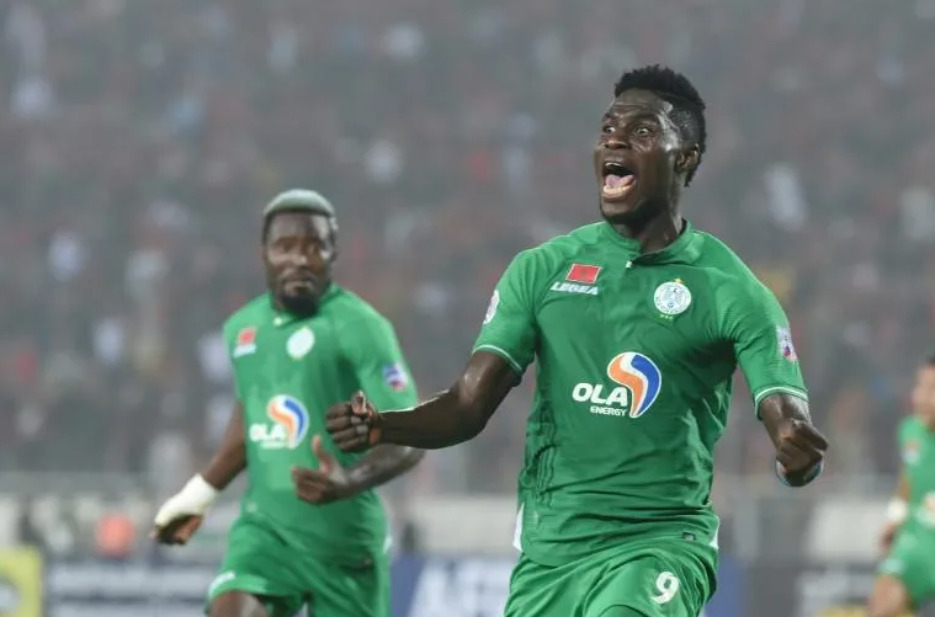 Raja Casablanca forward Ben Malango (R) increased his CAF Confederation Cup goal tally to five after scoring twice against Orlando Pirates on Sunday | AFP