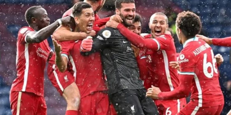 Alisson Becker celebrates scoring Liverpool's winning goal against West Bromwich Albion in stoppage time | AFP