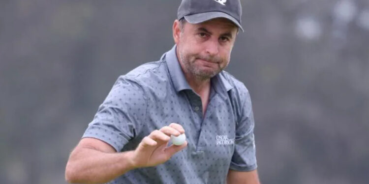 England's Richard Bland grabbed the early clubhouse lead Friday at the US Open after a four-under par 67 in the second round at Torrey Pines