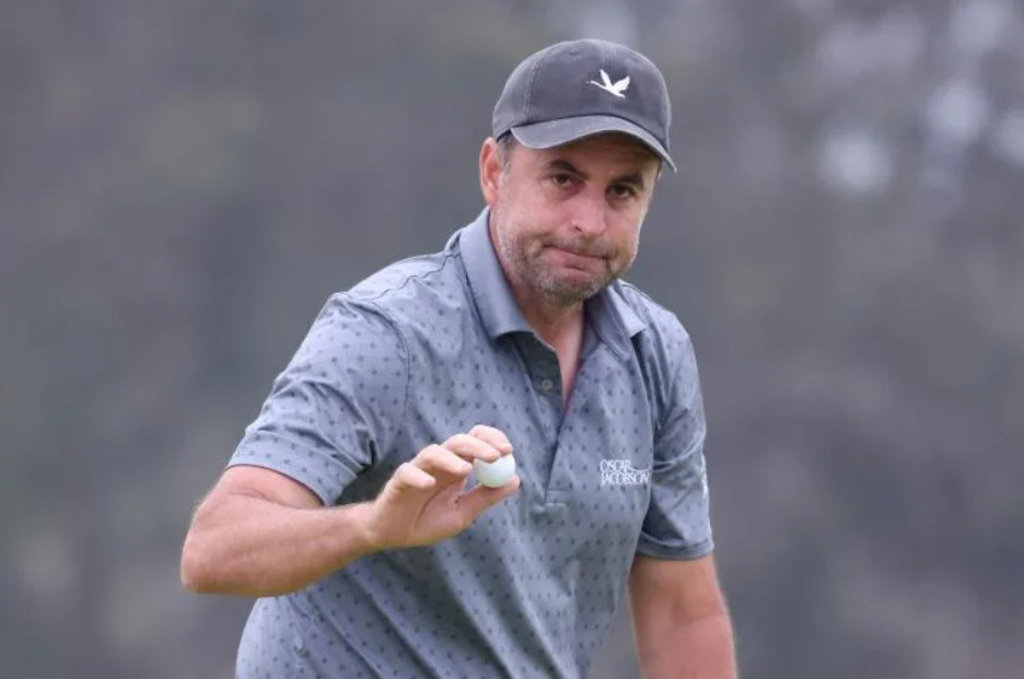 England's Richard Bland grabbed the early clubhouse lead Friday at the US Open after a four-under par 67 in the second round at Torrey Pines