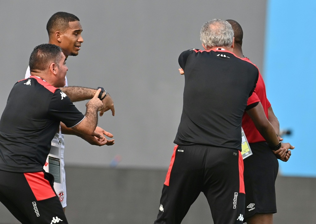 Tunisia coach Mondher Kebaier (R) protest to Zambian referee Janny Sikazwe at the end of his side's defeat by Mali at the Africa Cup of Nations | AFP