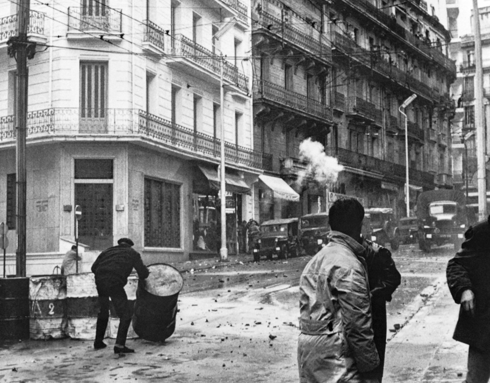 Europeans opposed to the Algerian policy of General de Gaulle violently confront security forces in Algiers on December 10, 1960 | AFP