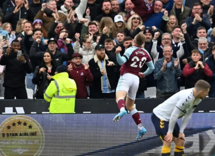 West Ham forward Jarrod Bowen (C) celebrates scoring against Everton | AFP/Ben STANSALL