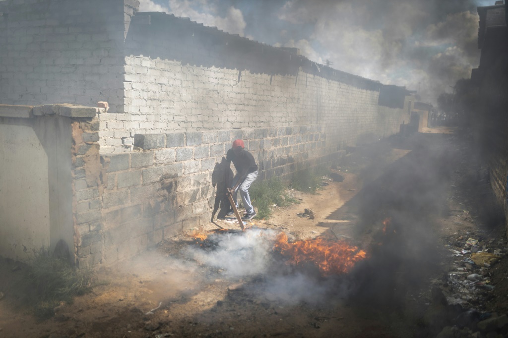 Residents of Diepsloot, a township of Johannesburg, burned tyres in a protest last Wednesday against rising crime | AFP