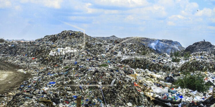 A view of Dandora dumpsite located in the outskirts of Nairobi. It is Nairobi's biggest dumpsite, receives an average of 3,000 metric tonnes of waste daily, most of it being mixed waste composed of largely compostable, metal, electronic, plastic among others. Photo: AP