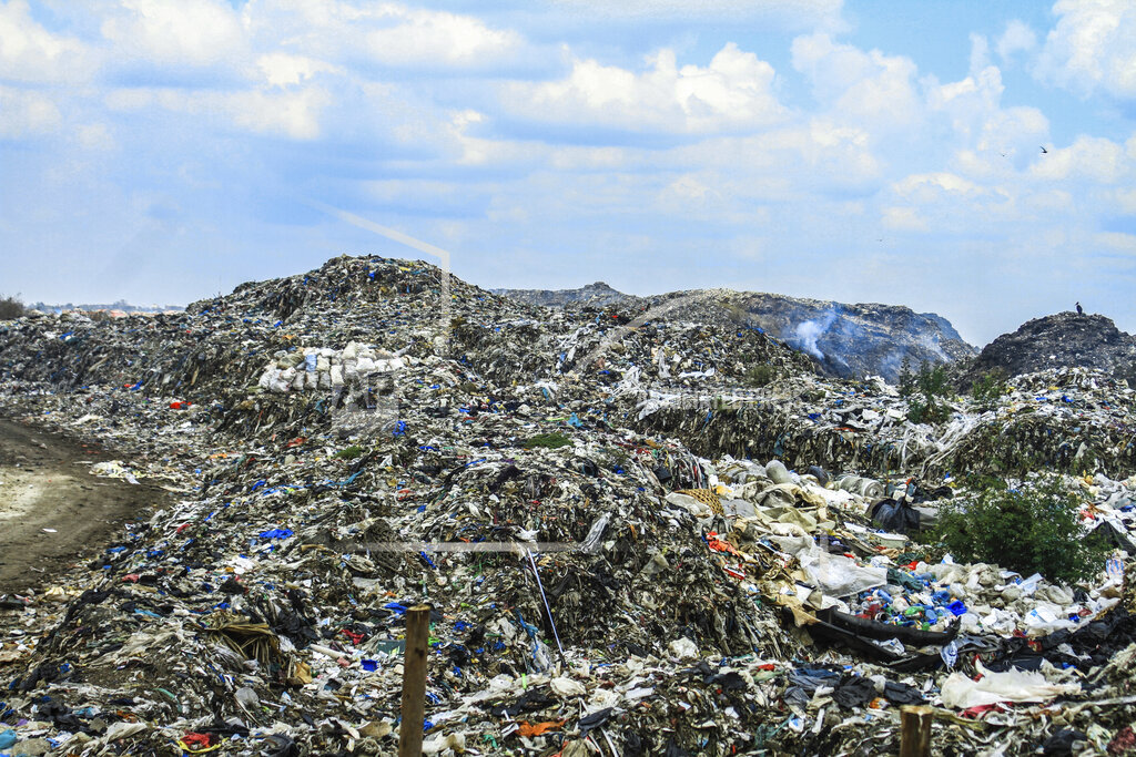 A view of Dandora dumpsite located in the outskirts of Nairobi.  It is Nairobi's biggest dumpsite, receives an average of 3,000 metric tonnes of waste daily, most of it being mixed waste composed of largely compostable, metal, electronic, plastic among others. Photo: AP