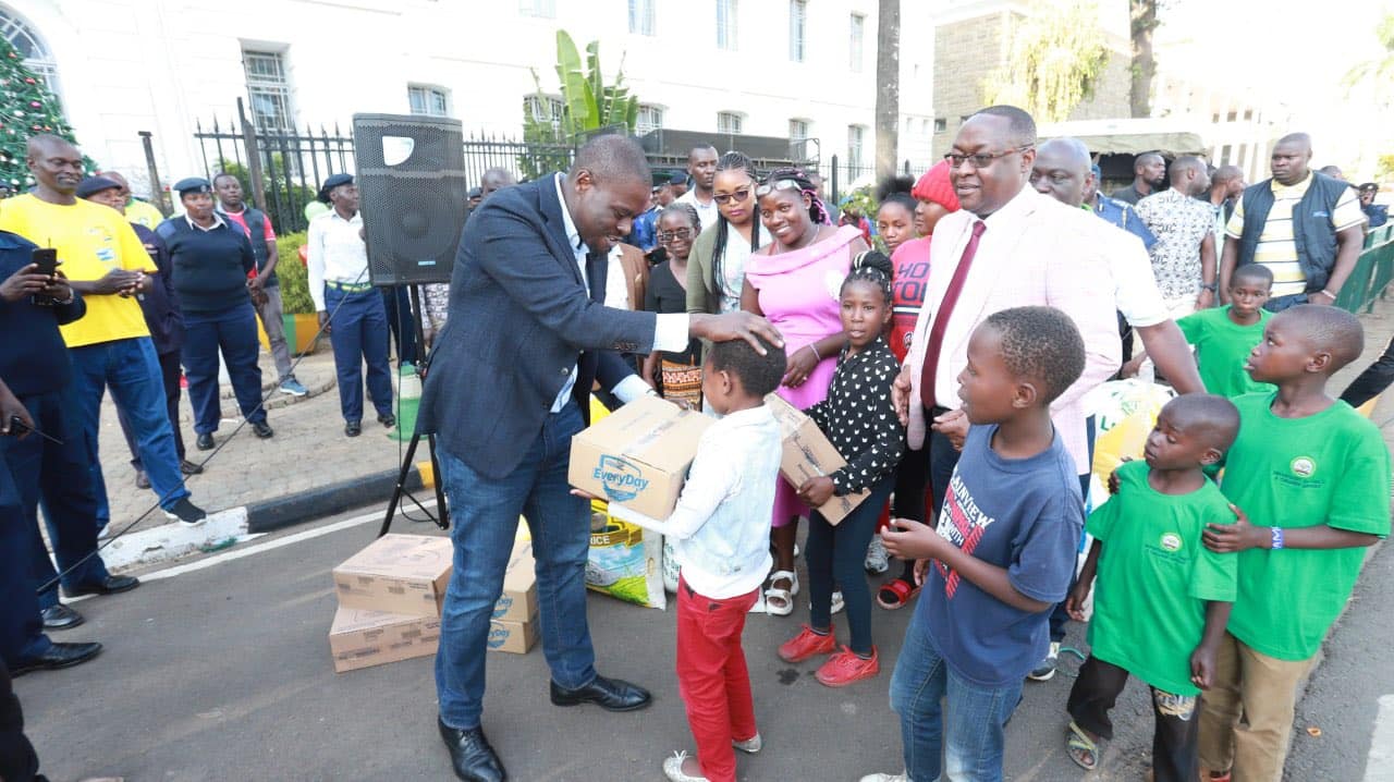 Nairobi Governor Johnson Sakaja interacts with children after lighting the governors Christmas tree at city hall.Photo/Courtesy