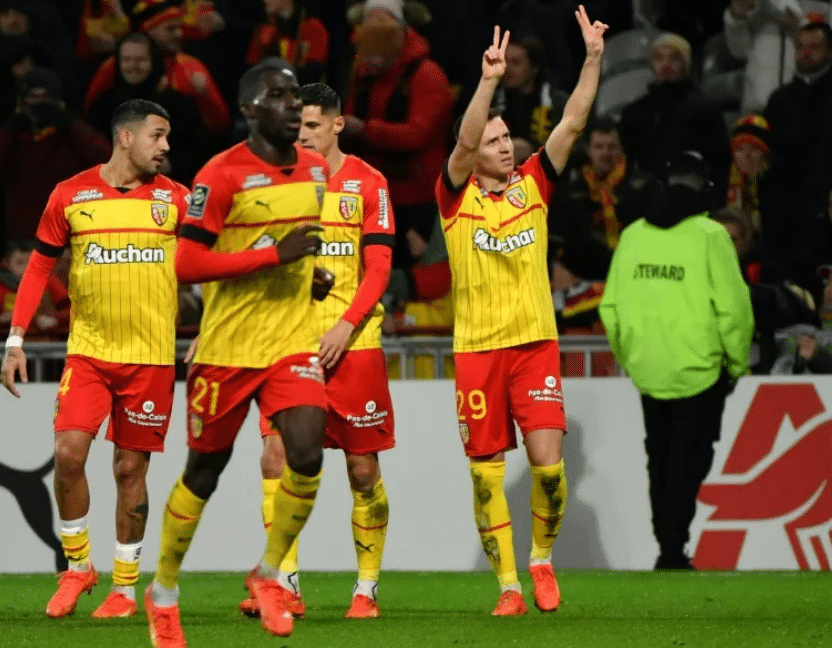 Przemyslaw Frankowski scored a second-half penalty as Lens beat lowly Auxerre 1-0 on Saturday to reduce Paris Saint-Germain's lead in Ligue 1 to three points.