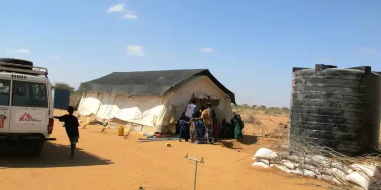 Children stand at the entrace of an MSF mobile clinic set up outside the Dagahaley camp for new arrivals.Photo/MSF