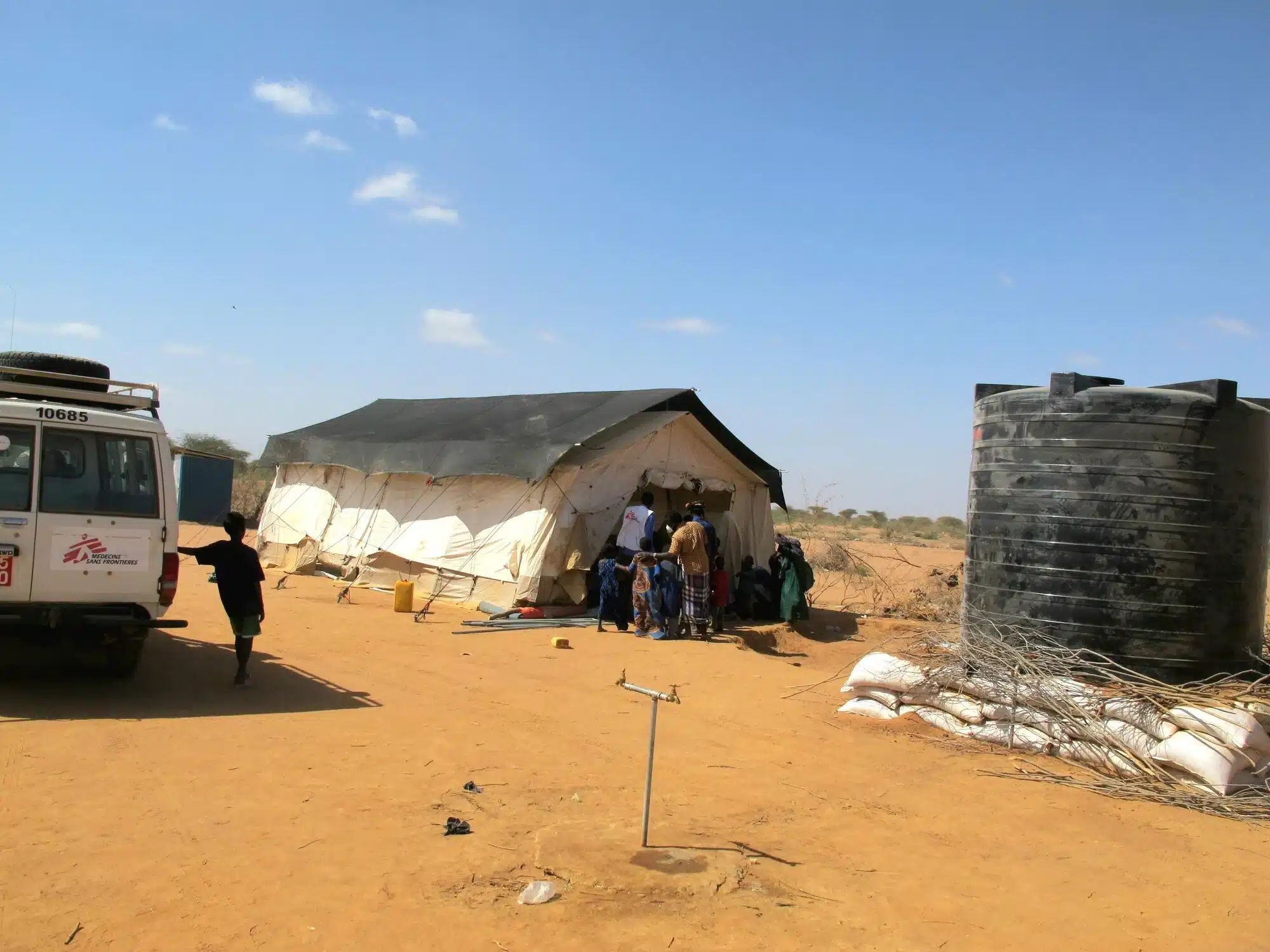 Children stand at the entrace of an MSF mobile clinic set up outside the Dagahaley camp for new arrivals.Photo/MSF