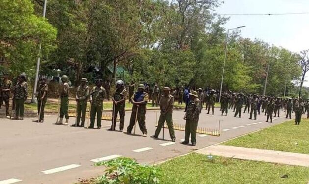 Police officers stand guard along the main road leading to the State House in Kisumu.Photo/Courtesy