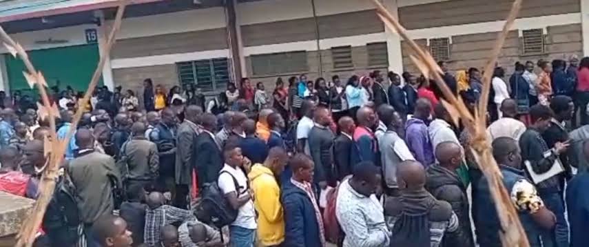 Graduates applied for cleaning jobs advertised by Nairobi County. https://t.co/HfRunmLZTe