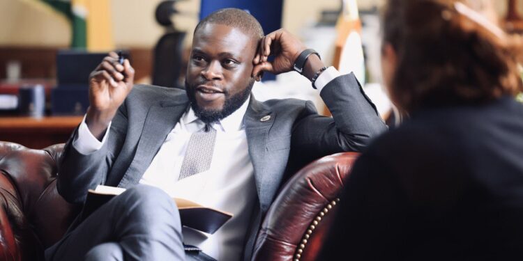 Alai defends Sakaja over accusations of embezzlement of public funds at City Hall.
