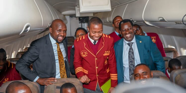 Transport CS Kipchumba Murokoen left) poses for a photo with Mang'u High School students during the nahding over of an aircraft on September 20, 2023.