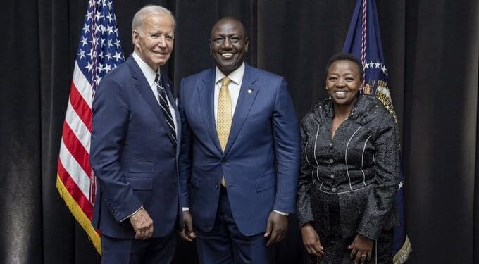US President Joe Biden (left) poses for a photo with President William Ruto (center) and First Lady Rachel Ruto.