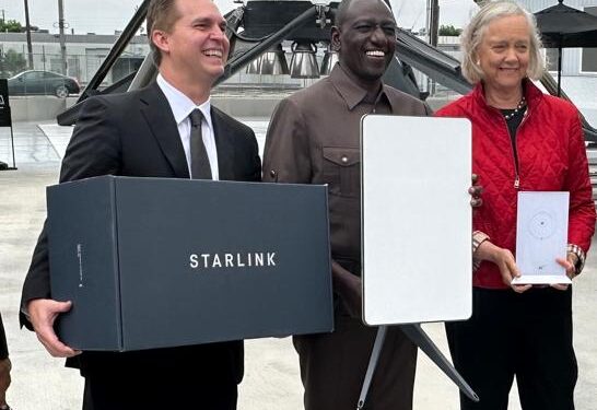 President William Ruto (center) poses for a photo with US Ambassador to Kenya Meg Whitman (right) and a Starlink executive after a meetig on September 16, 2023.