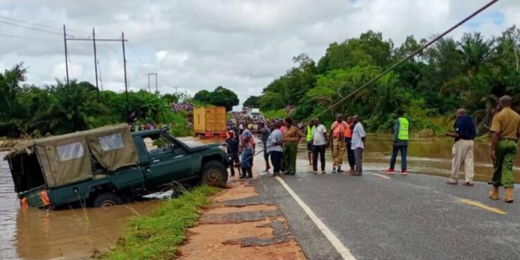 A Land Cruiser, in which the two missing employees of KRA were travelling in, is recovered from the Ramisi River along the Likoni-Lungalunga highway in Kwale County.