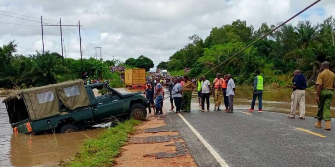 A Land Cruiser, in which the two missing employees of KRA were travelling in, is recovered from the Ramisi River along the Likoni-Lungalunga highway in Kwale County.