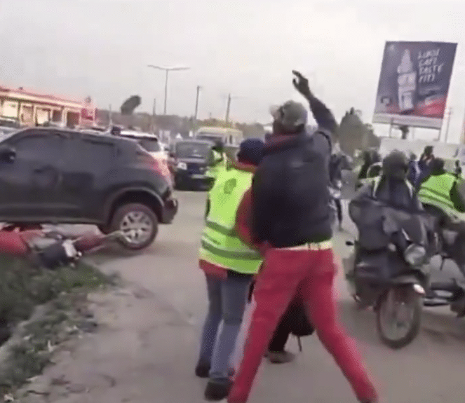 Kitengela Mob Captured Stoning a Vehicle Arrested
