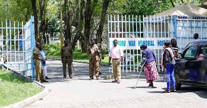 A photo showing Nakuru County kanjos manning the War Memorial Hospital.