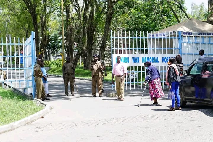 A photo showing Nakuru County kanjos manning the War Memorial Hospital.
