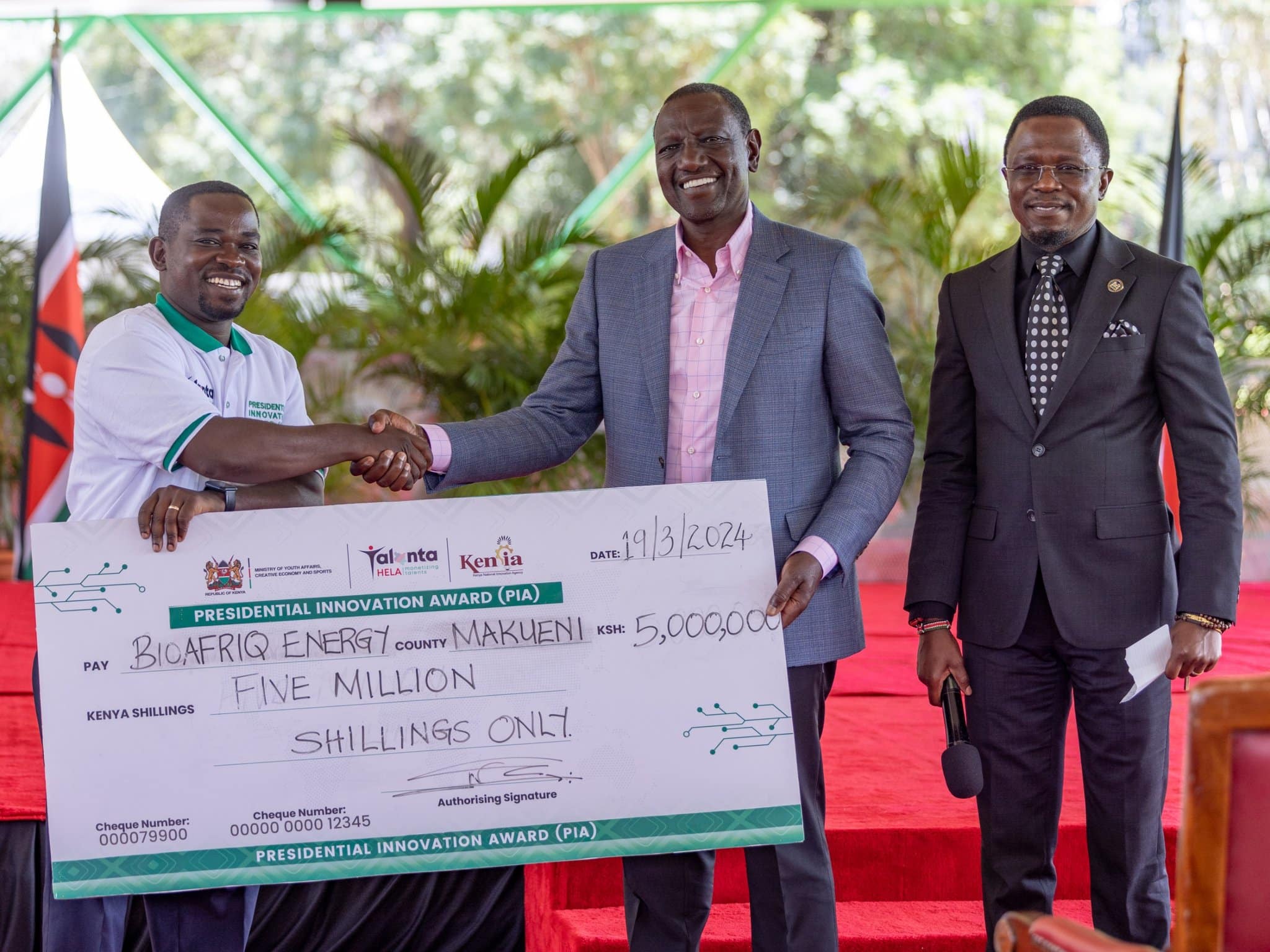 President William Ruto presents a cheque of Ksh3 million to Signvrse during the PIA at State House Nairobi.PHOTO/PCS.