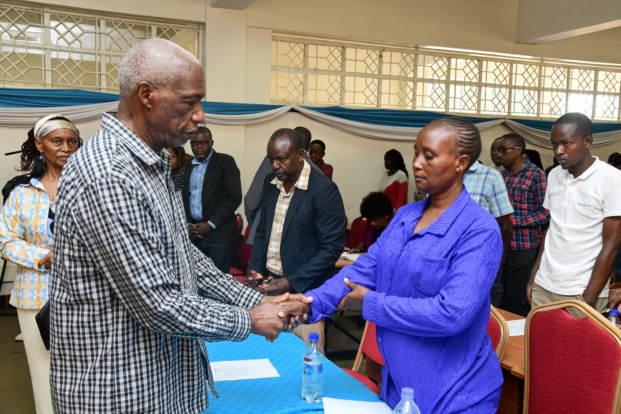 Kenyatta University Vice Chancellor Paul Wainaina interacting with a parent. PHOTO/ Kenyatta University.