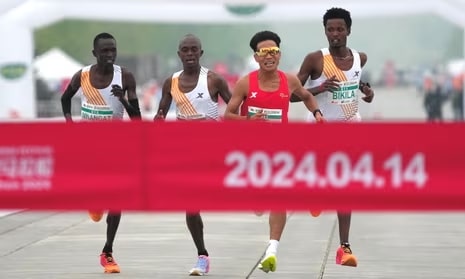 Kenyan Willy Mnangat Explains Why He Let He Jie Win Marathon