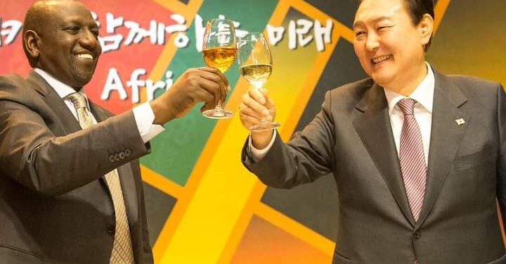 President William Ruto toasts with South Korea President Yoon Suk-Yeol in Seoul, South Korea in November 2022. PHOTO/PCS.