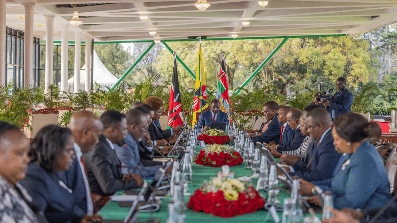 President Ruto in a meeting with former cabinet secretaries. Photo/Statehouse(X)