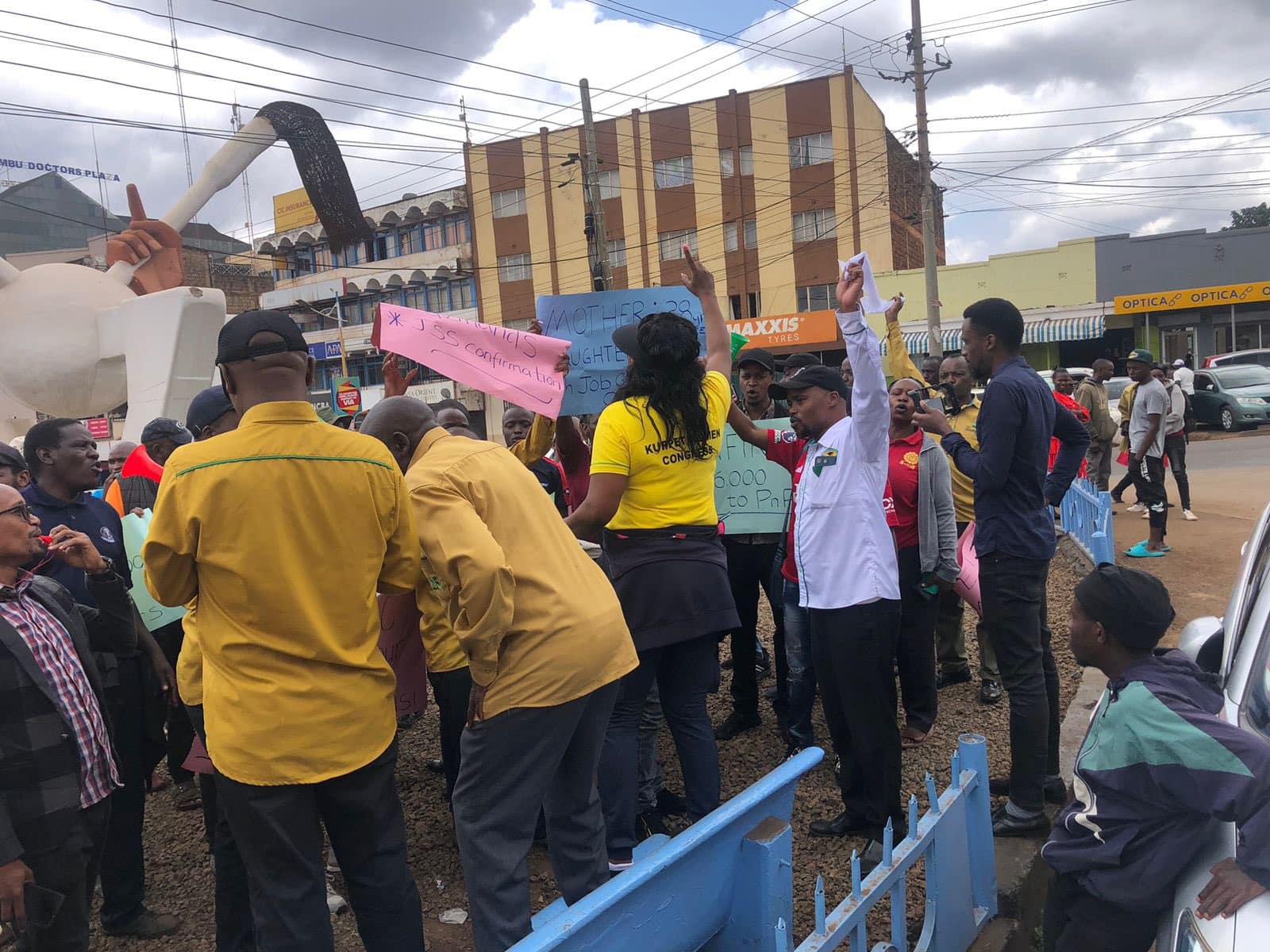 Teachers on Strike Attack Colleagues Reporting to Schools