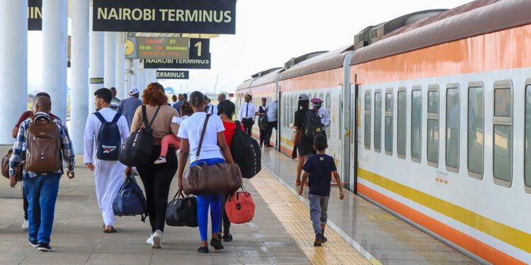 Kenya Railways Shares Safety Tips for Passengers Passengers prepares to board train at Nairobi Terminus. PHOTO/Kenya Railways Corporation
