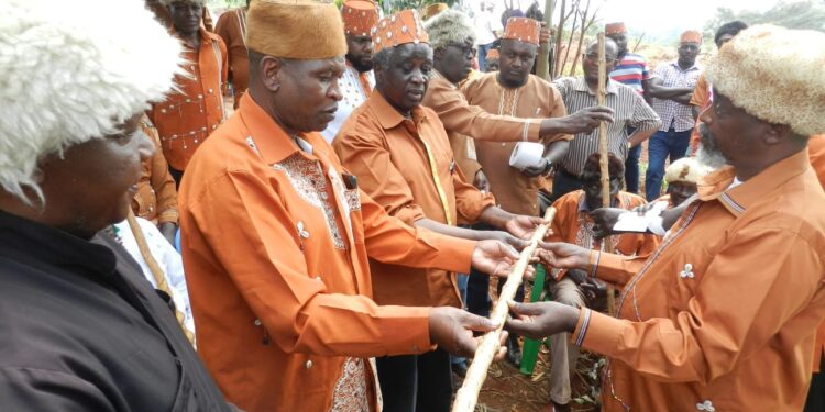 Fr. Benedict Kinyanjui ( in black), alongside the Kiama Kia Ma National Chairman Ndung’u wa Gaithuma