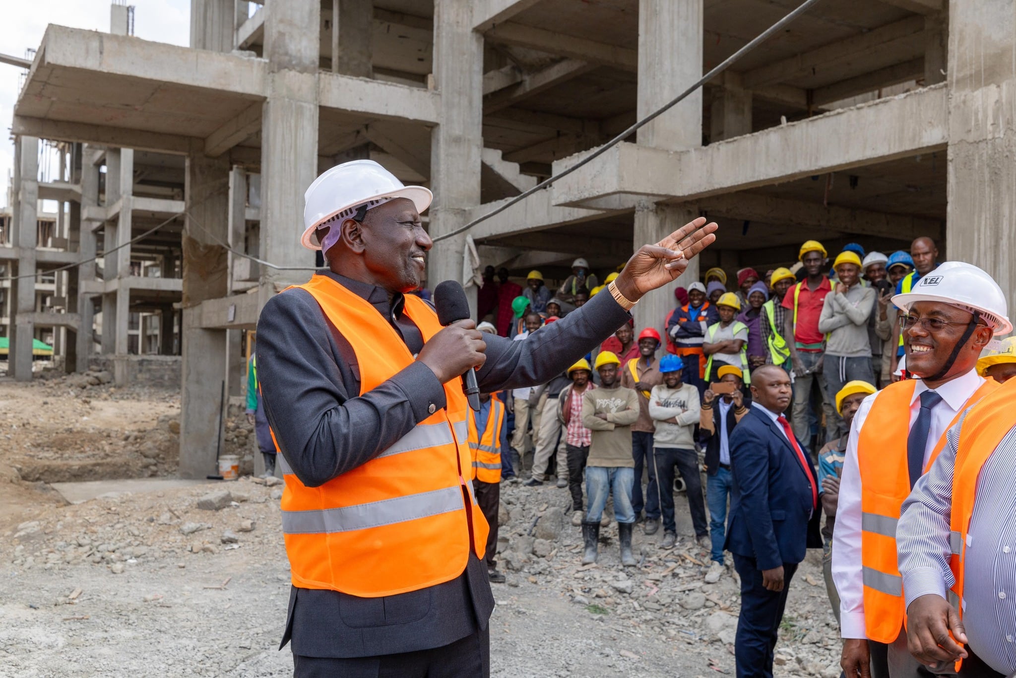 President William Ruto inspecting ongoing Affordable Housing Project. PHOTO/PCS.