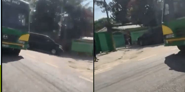 Citi Hoppa bus driver trying to block the abductors of Maria Sarungi Tsehai. PHOTO/Screengrab. Citi Hoppa