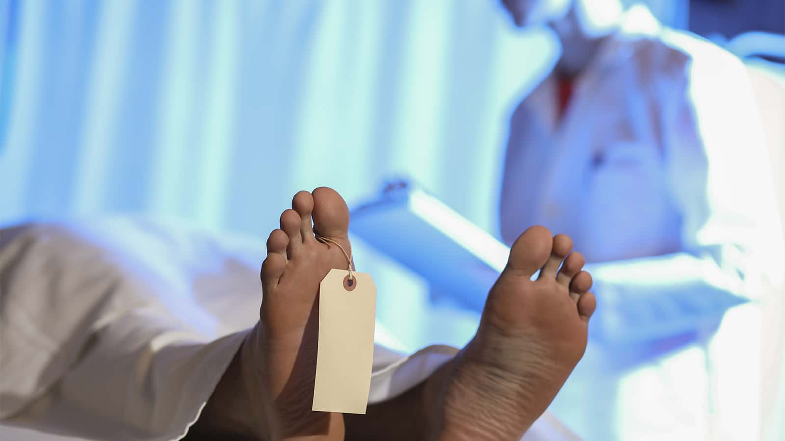 Medical examiner or forensic scientist with dead man's corpse in morgue. Photo/ Pexel