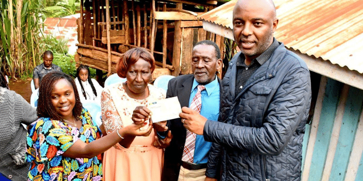 Governor Irungu Kang'ata issuing a cheque to Kang'atacare beneficiaries PHOTO/Grace Nduta