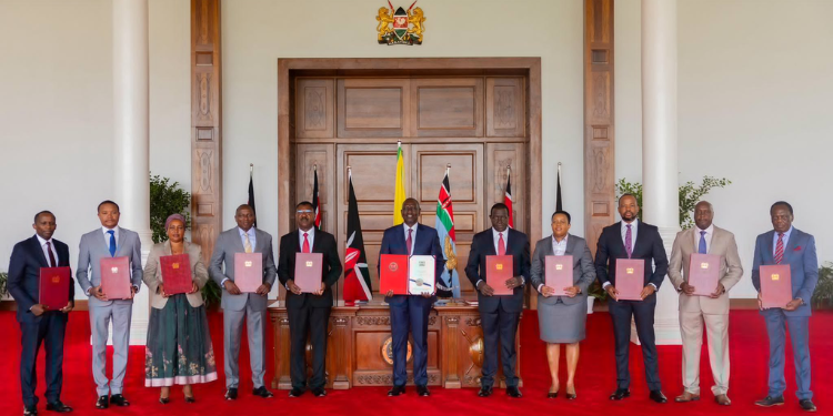 President William Ruto and other leaders posing for a photo with the Insurance Professionals Bill and the Anti-Money Laundering and Combating of Terrorism Financing Laws (Amendment) Bill 2025 at State House, Nairobi. PHOTO/PCS.
