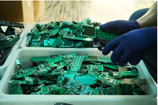Safe Gold Extraction Method Could Transform E-Waste Recycling