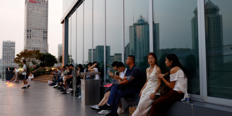 Us, China Extend Tariff Truce By 90 Days, Staving Off Surge In Duties People Rest On A Terrace Of A Shopping Mall During Sunset Hour, In Beijing'S Central Business District (Cbd), China August 11, 2025. Reuters/Tingshu Wang© Thomson Reuters