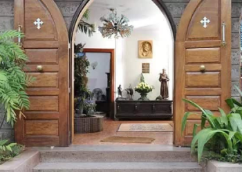 A Photo Of Lee Funeral Home Entrance Photo/Lee Funeral Home